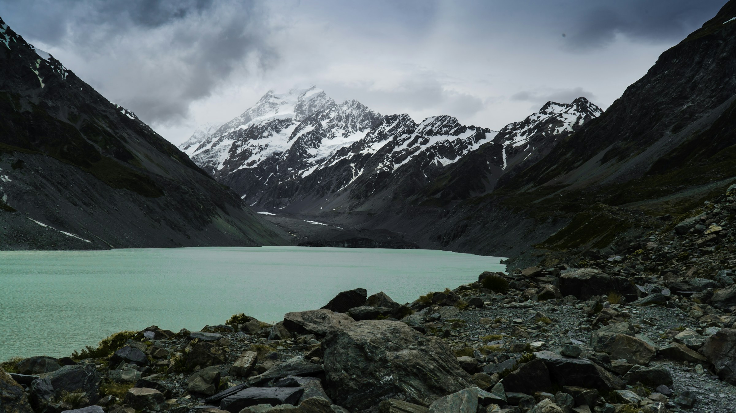Aoraki Mount Cook and the surrounding New Zealand landscape